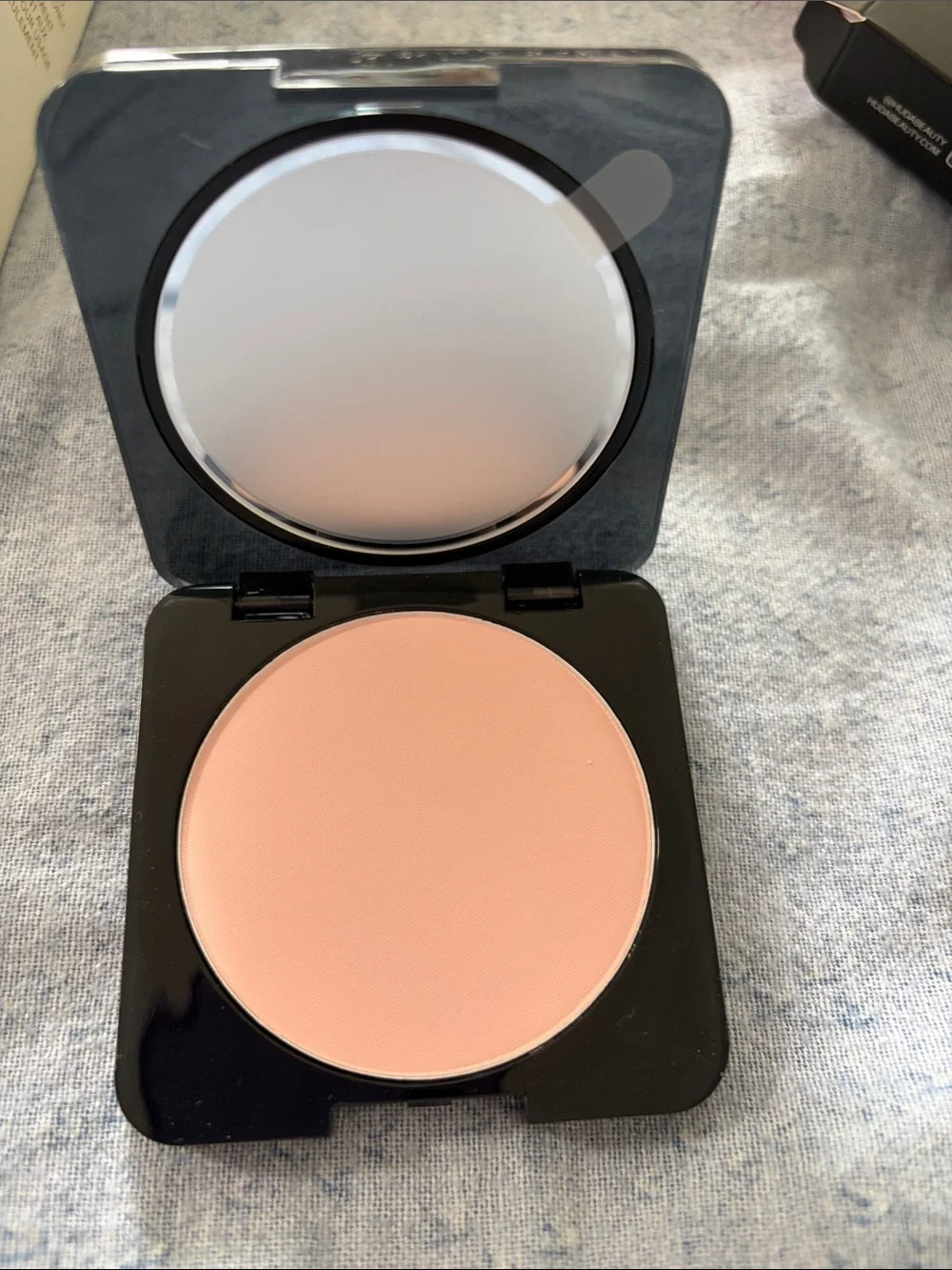 HUDA BEAUTY Easy Bake Pressed Powder - Black & Pink Packaging